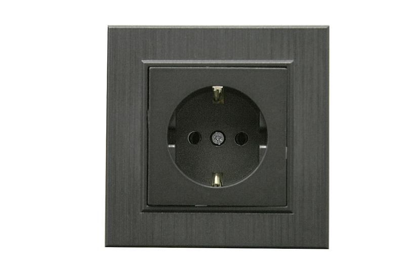 Розетка 1-м Karea LINE STAR с заземл. дым. металлик Makel 86050028